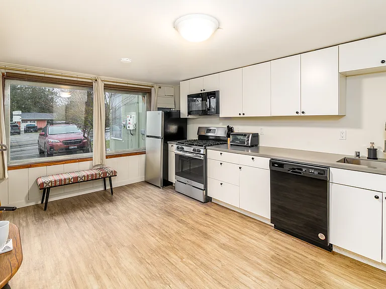 617 N Laventure Rd #B — Photo 5