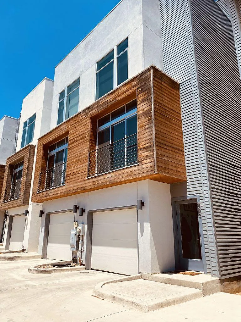 2 bed, 2.5 bath, 1420 sqft, $2,300 — Photo 1