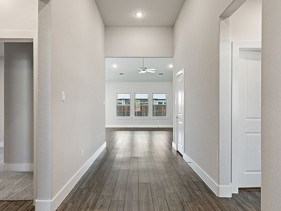4th image of 212 Frio Dr