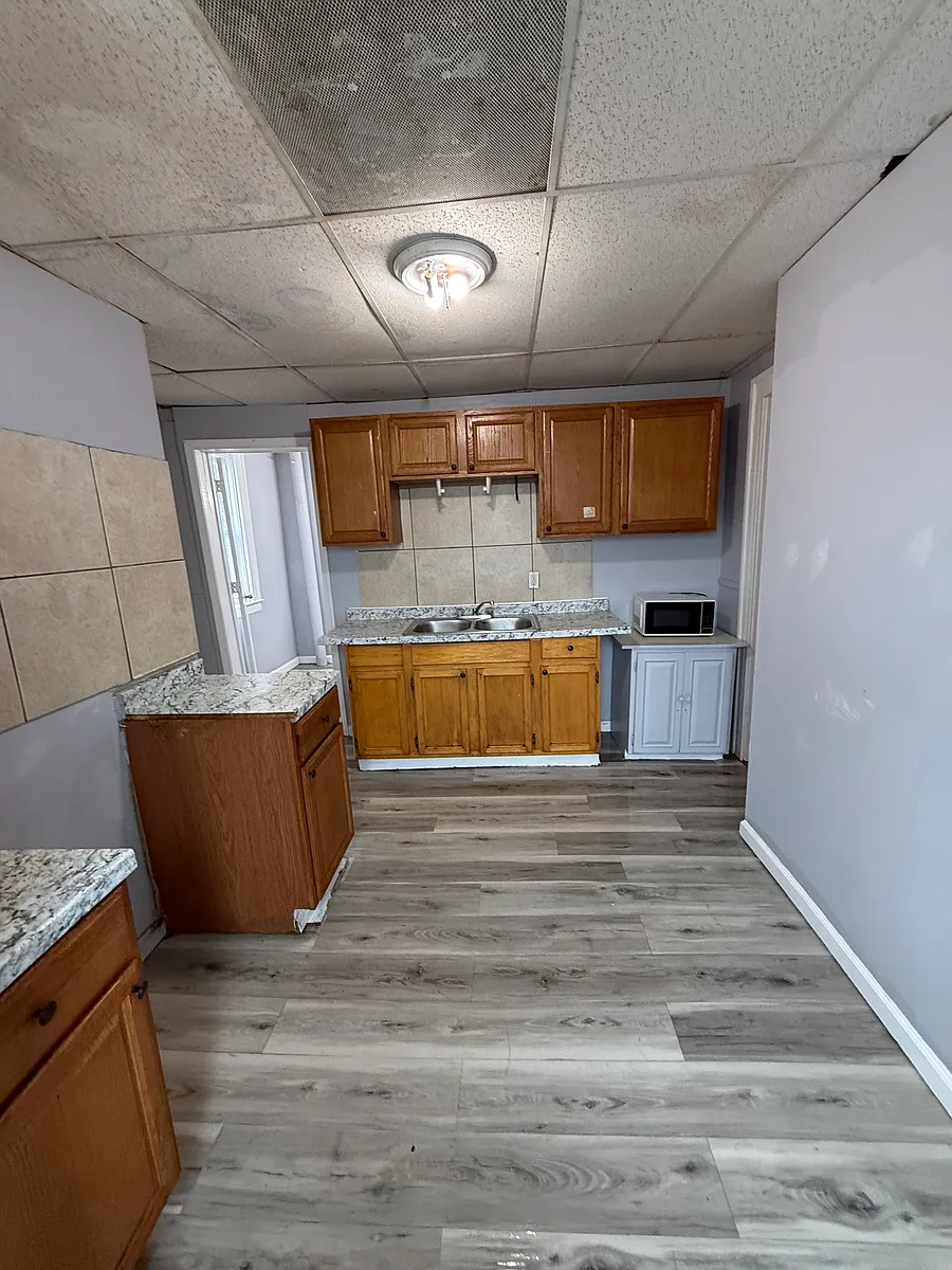 Building Photo - 661 E Division St #1