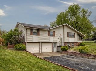 15554 Lakeview Dr, Bonner Springs, KS 66012