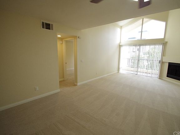 5th image of 5550 Owensmouth Ave APT 302