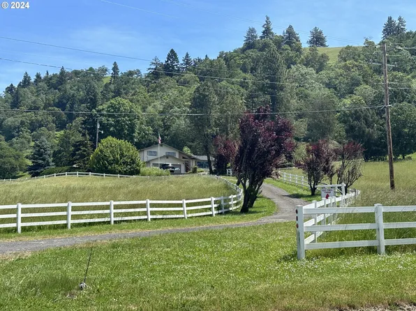 1707 Del Rio Rd, Roseburg, OR 97471