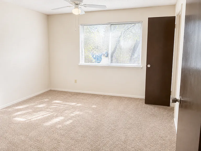 Woodside Village Apartments — Photo 36