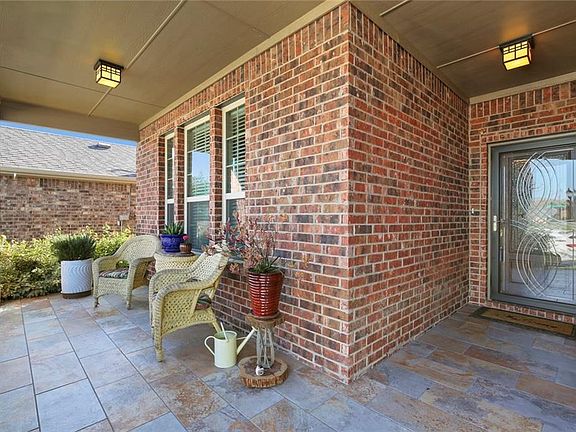 4th image of 730 English Ivy Dr