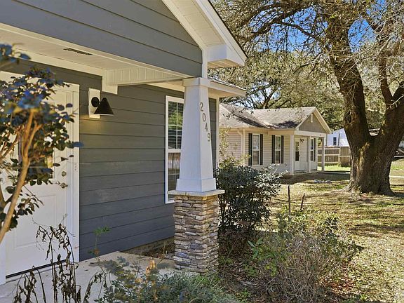 4th image of 2049 N Roberts Cir