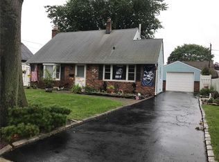 59 Stone Ln, Levittown, NY 11756