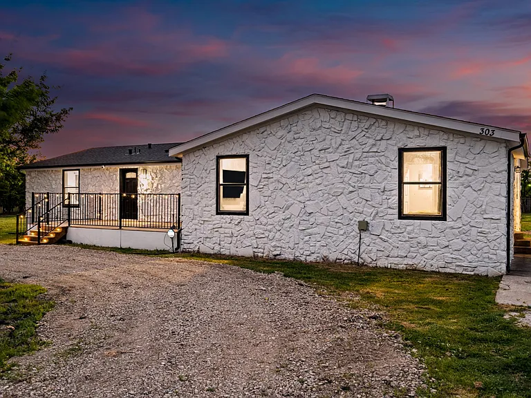 303 Jeanne Ln — Photo 35