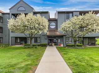 2465 Riverside Dr APT 312, Trenton, MI 48183
