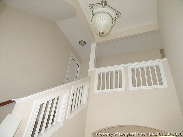 512 Rossendale Dr — Photo 7