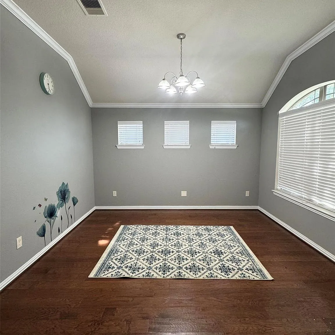 3 bed, 2.0 bath, 1989 sqft, $2,300 — Photo 2