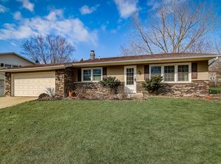 35 Lockman Cir, Elgin, IL 60123