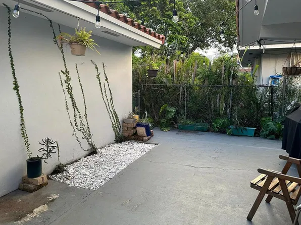 933 SW 10th St, Miami, FL 33130