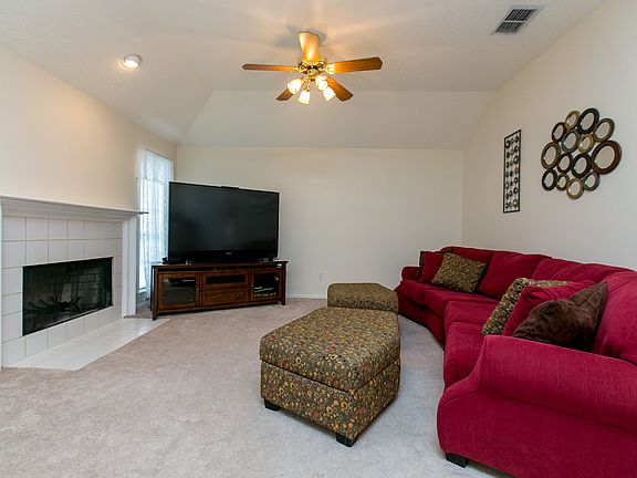 3rd image of 2201 Gershwin Ln