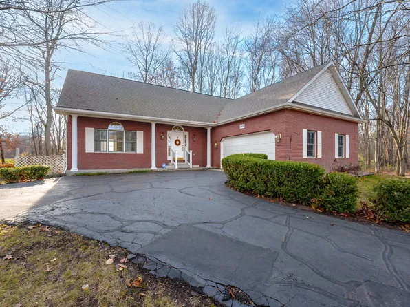 205 Golfview Dr, Plainwell, MI 49080