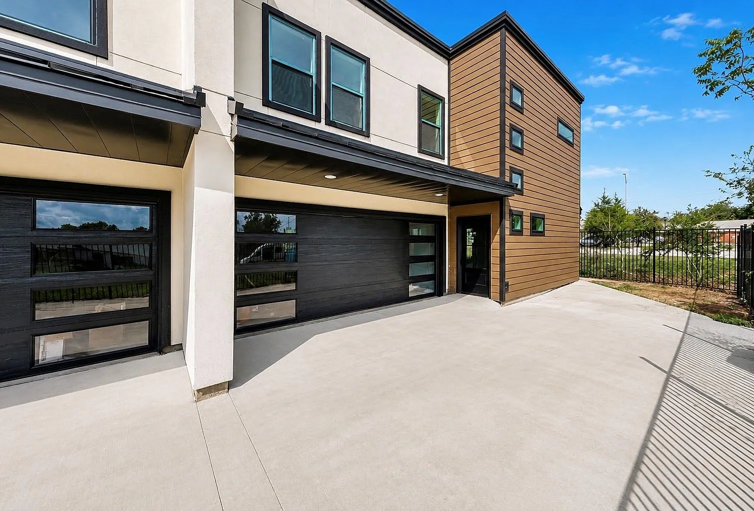3 bed, 3.5 bath, 1981 sqft, $2,400 — Photo 1