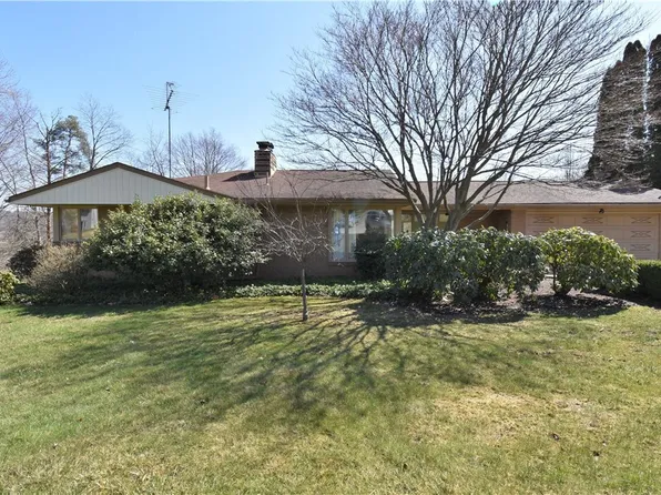 445 Wintergreen Dr, Brookfield, OH 44403