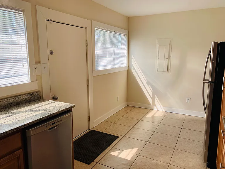 903 Montgomery St — Photo 39