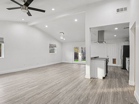 3rd image of 3035 Townsend Dr