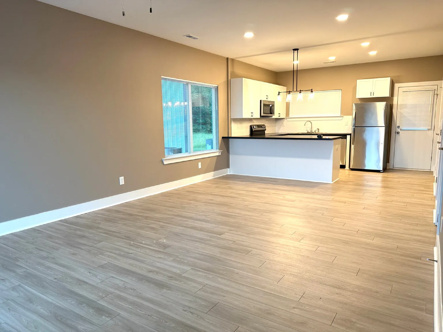 2 bed, 2.5 bath, 1136 sqft, $1,295 — Photo 2