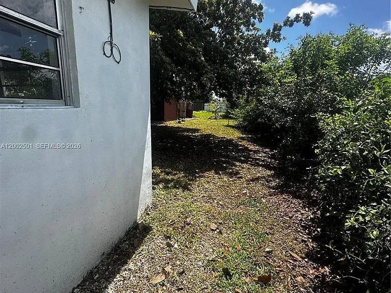 821 SW 2nd St — Photo 2