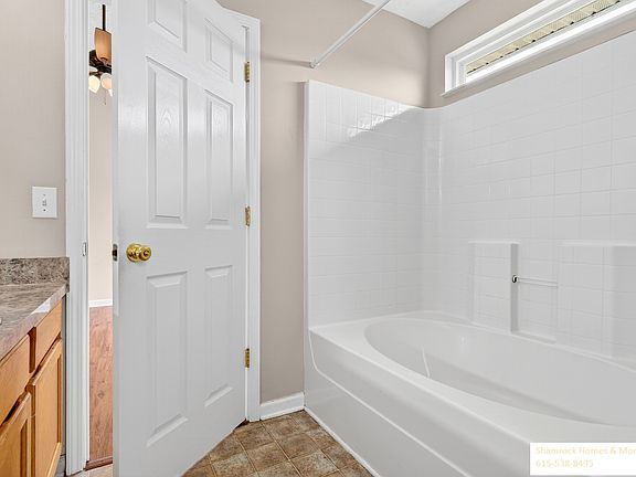 Primary suite garden tub