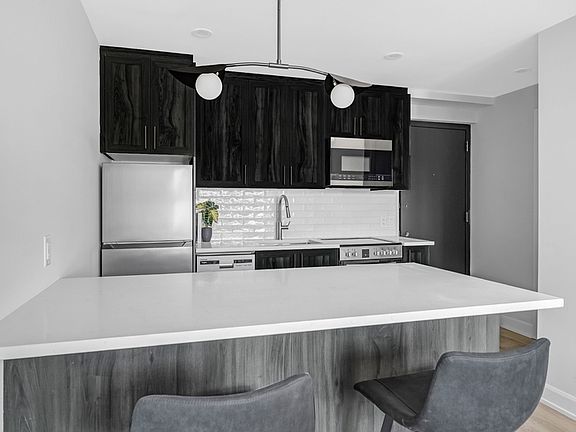 3rd image of 658 Somerset St W #101