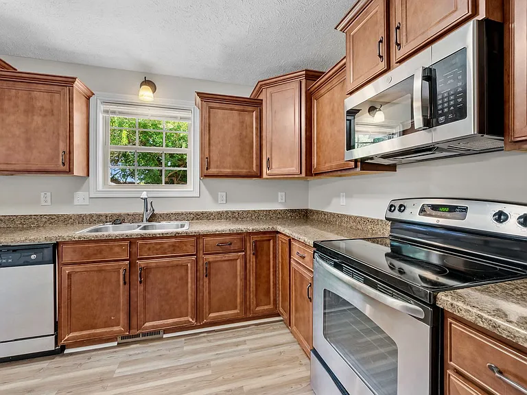 552 Falkland Cir — Photo 12