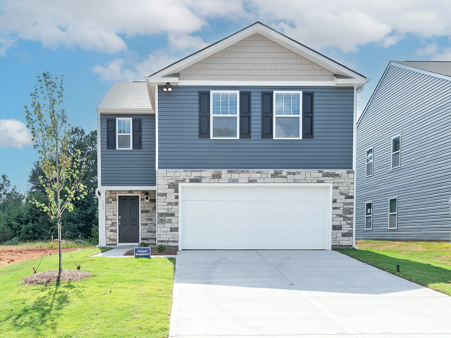 4 bed, 2.5 bath, 2174 sqft, $2,350 — Photo 1