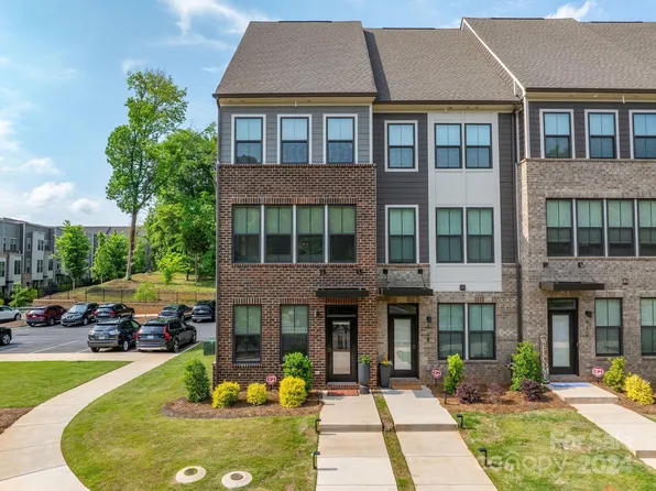 904 Broad River Ln, Charlotte, NC 28211