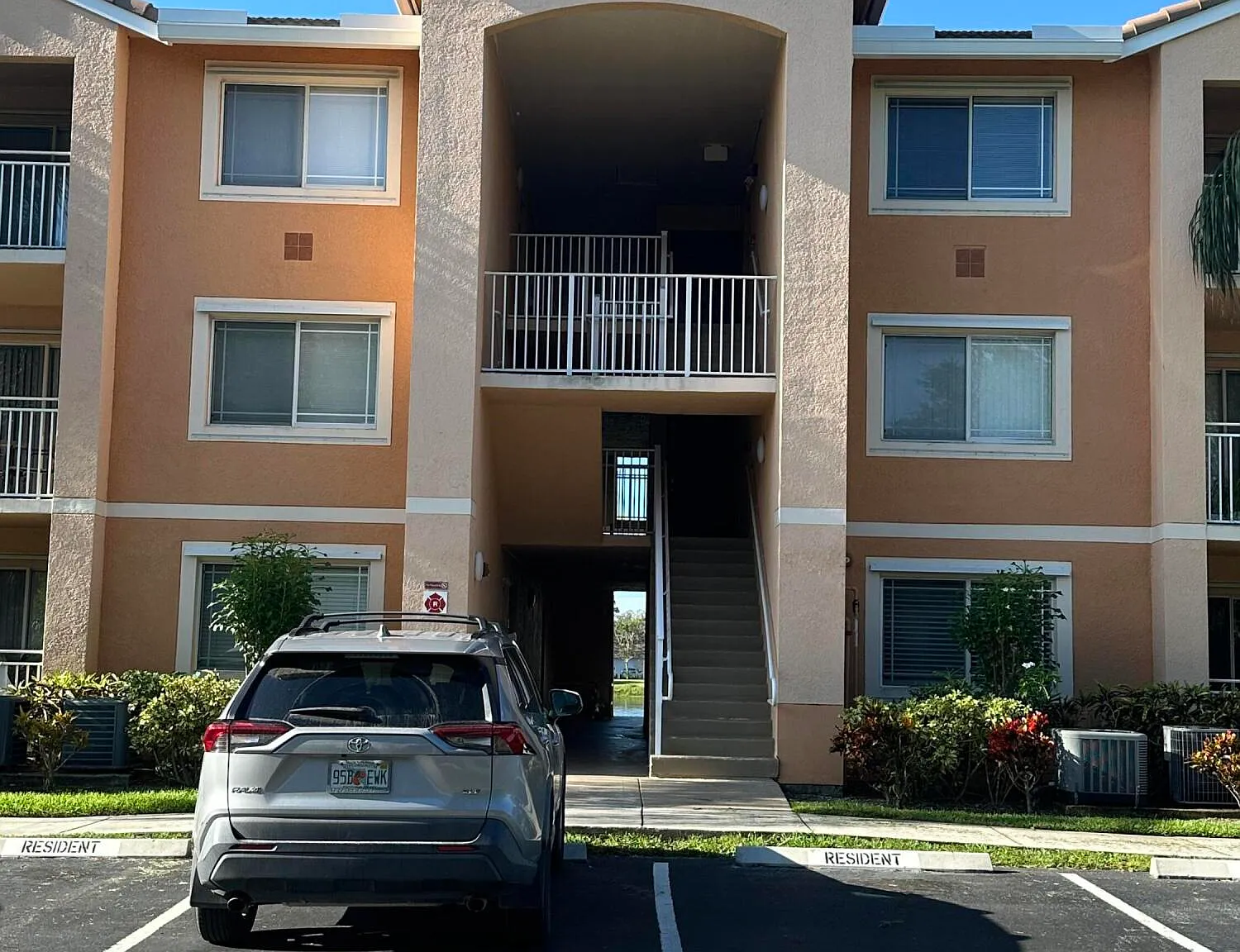 1 bed, 1.0 bath, 868 sqft, $1,650 — Photo 1