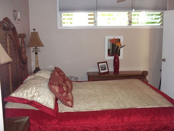 Bedroom with crown molding. Thermo blinds.