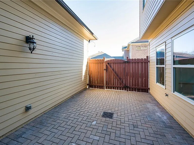 4148 Baverton Dr — Photo 22