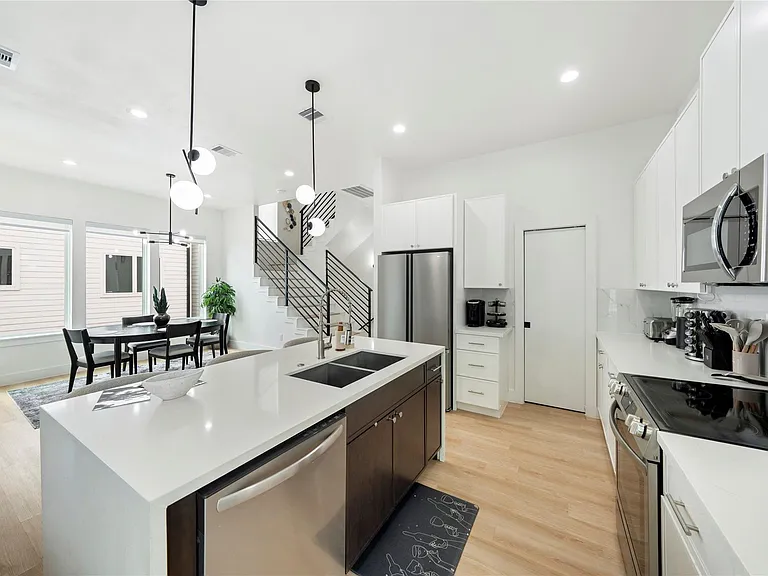 3010 Delano St — Photo 6
