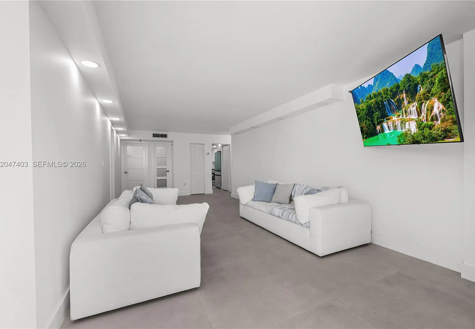 The Royal Club Condo — Photo 2