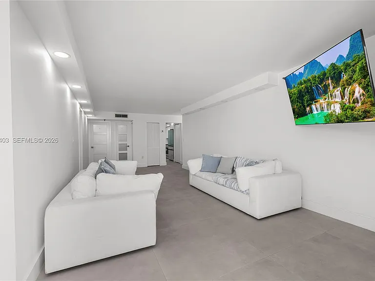 2457 Collins Ave #201 — Photo 2