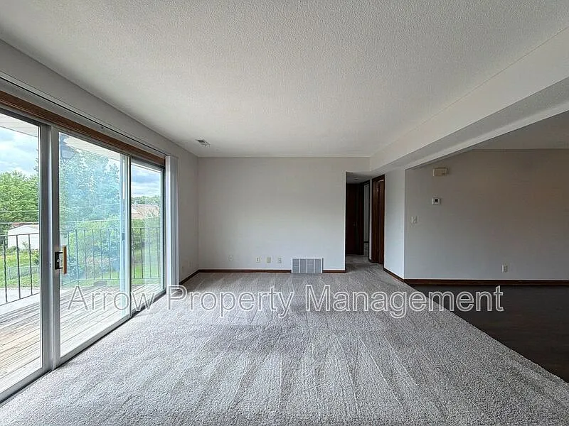 2 bed, 1.5 bath, 958 sqft, $995 — Photo 2