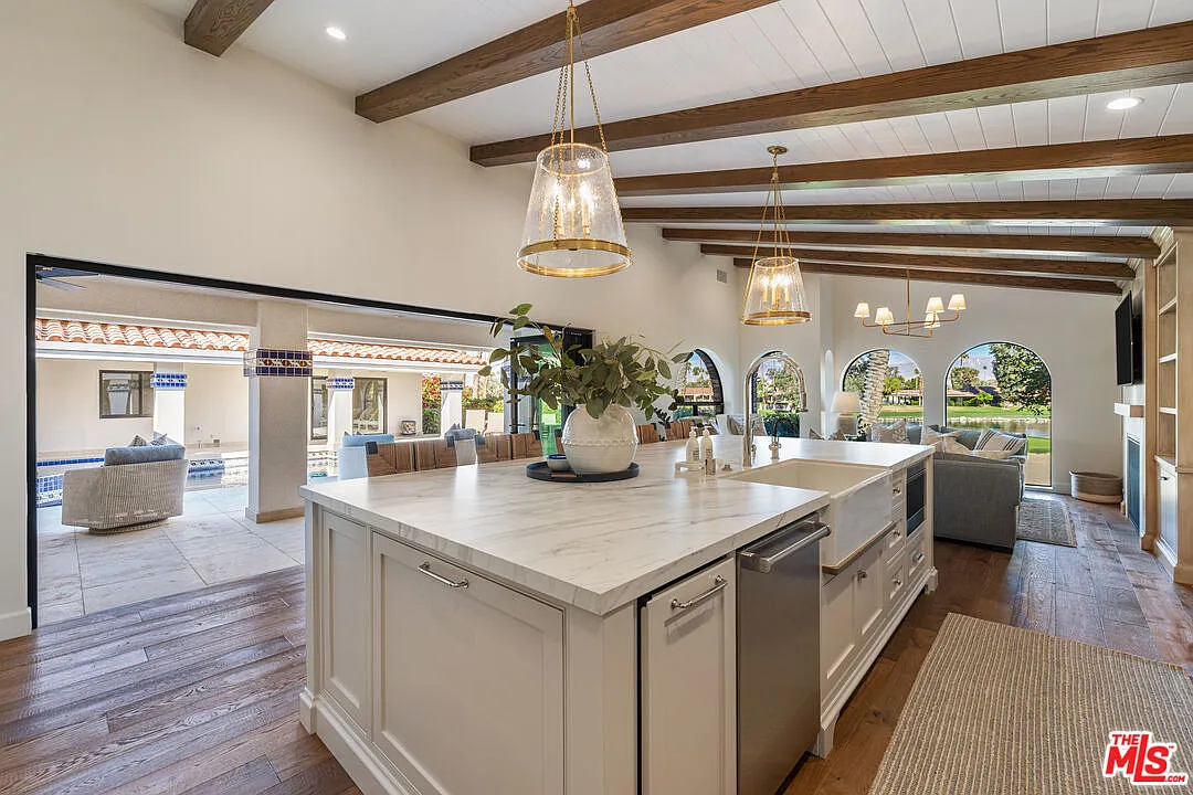 5 bed, 4.5 bath, 4134 sqft, $9,900 — Photo 2