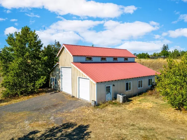 8201 Vineyard Oaks Drive, Redwood Valley, CA 95470