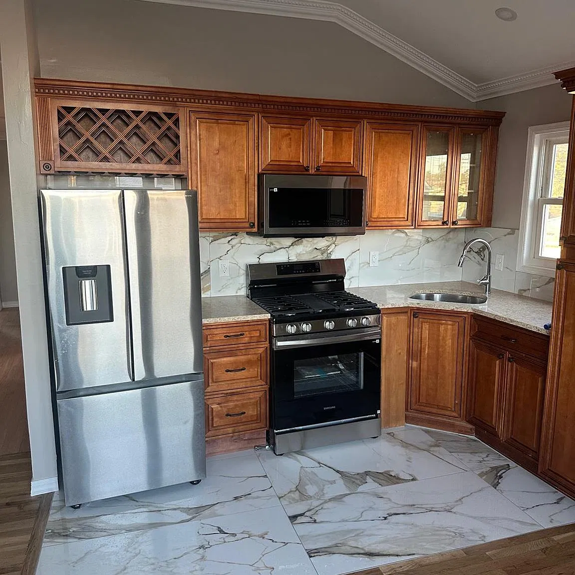 3 bed, 2.0 bath, 2184 sqft, $3,750 — Photo 2