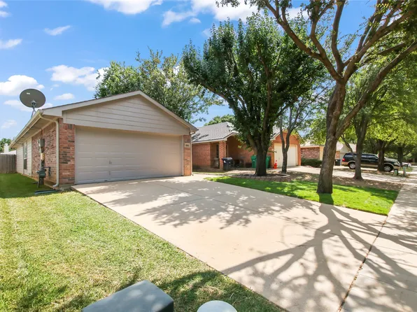 826 Savage Dr, Denton, TX 76207