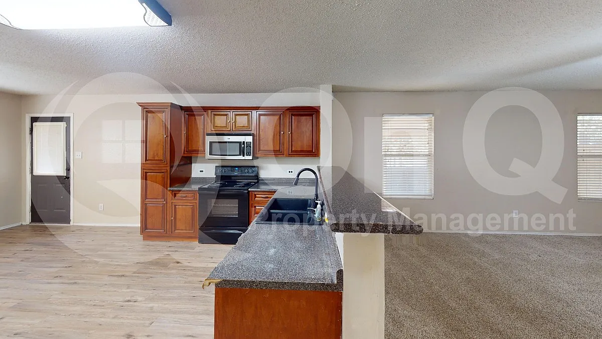 4 bed, 2.0 bath, 2368 sqft, $2,195 — Photo 3
