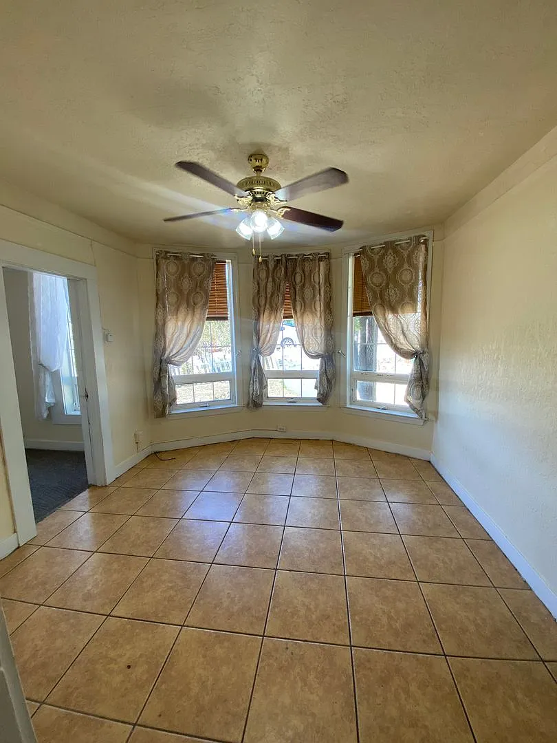 2 bedroom, 1 bathroom house, fenced yard, above downtown — Photo 2