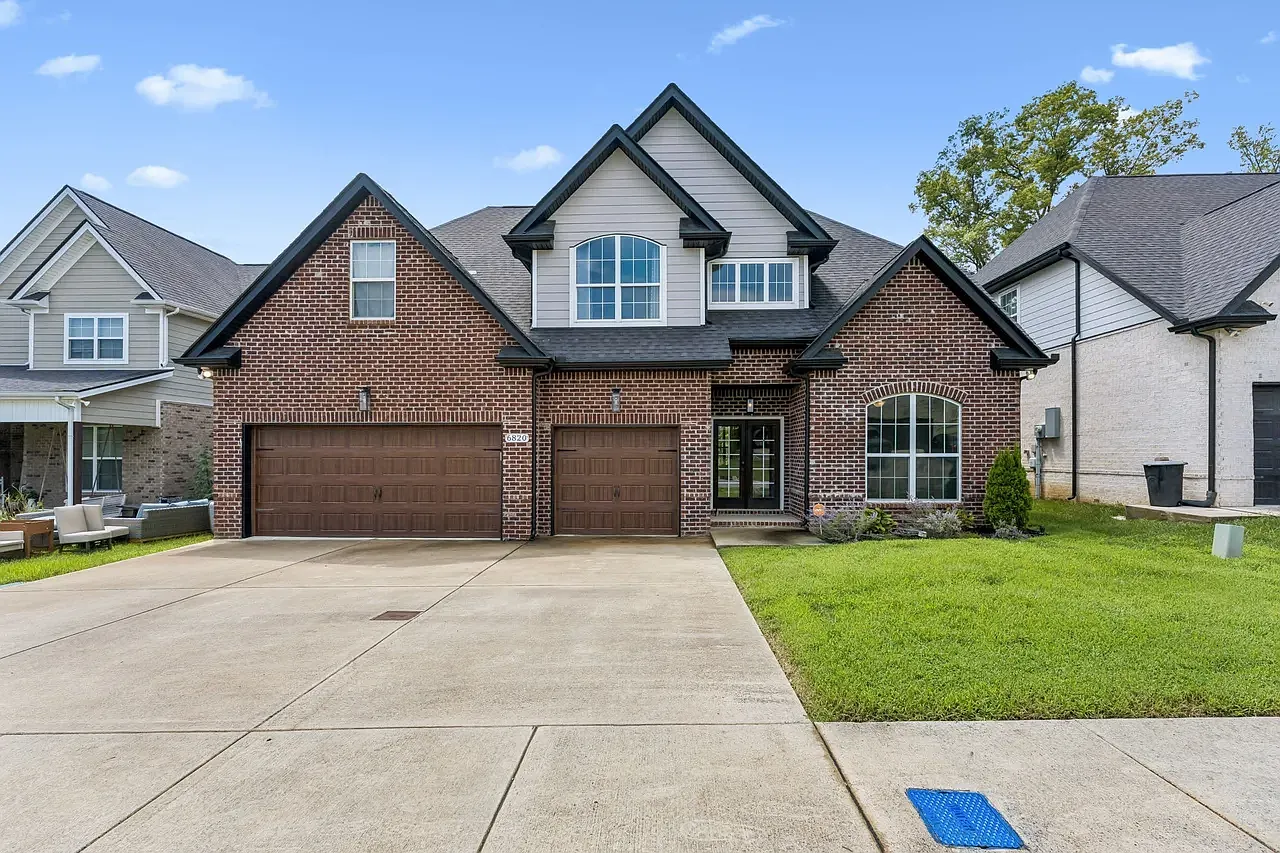 5 bed, 3020 sqft, $3,000 — Photo 1