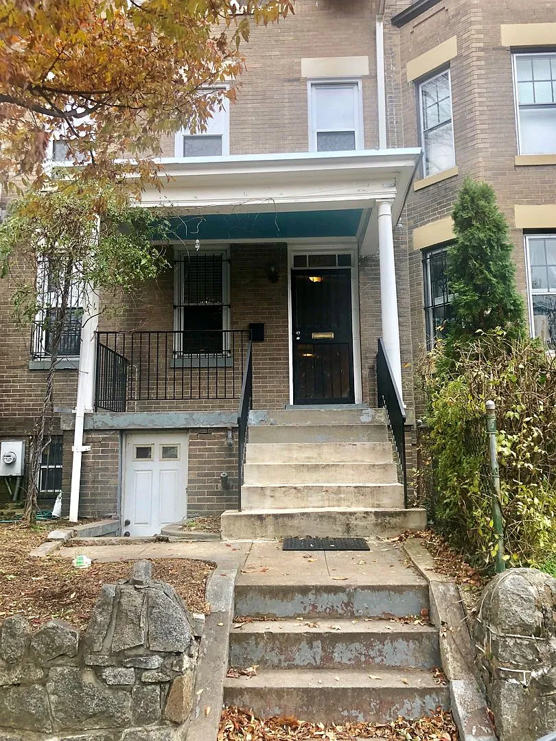 Large 4 Bedroom, 2 Bath House with Hardwood floors, walk in closets and more! — Photo 1
