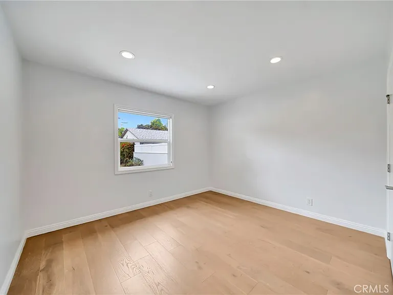 4833 Longridge Ave — Photo 23
