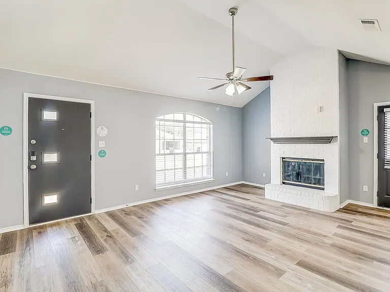 222 Hollywood Dr — Photo 5