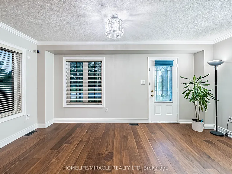 419 Rossland Rd E — Photo 8