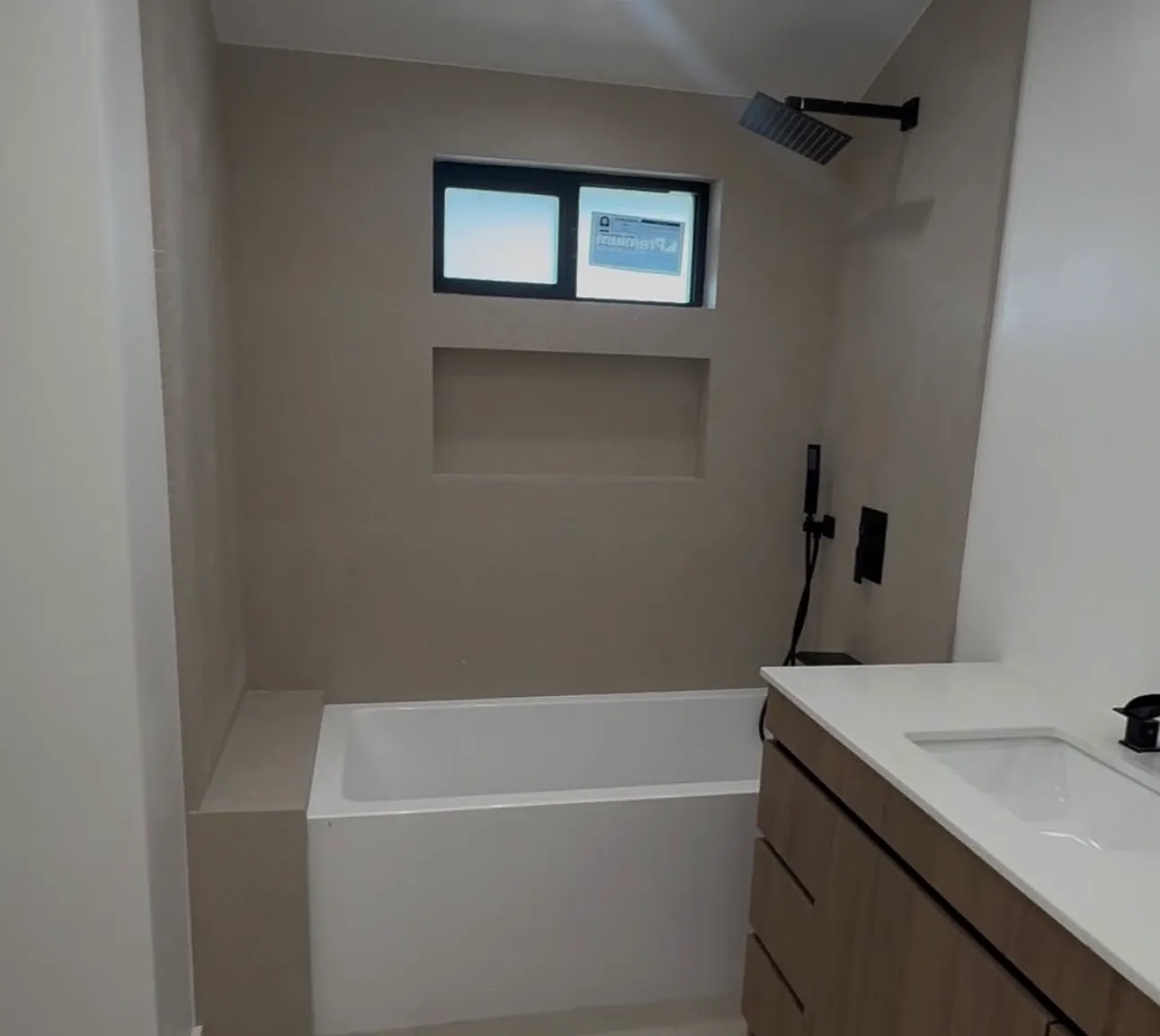 4 bed, 2100 sqft, $6,950 — Photo 3