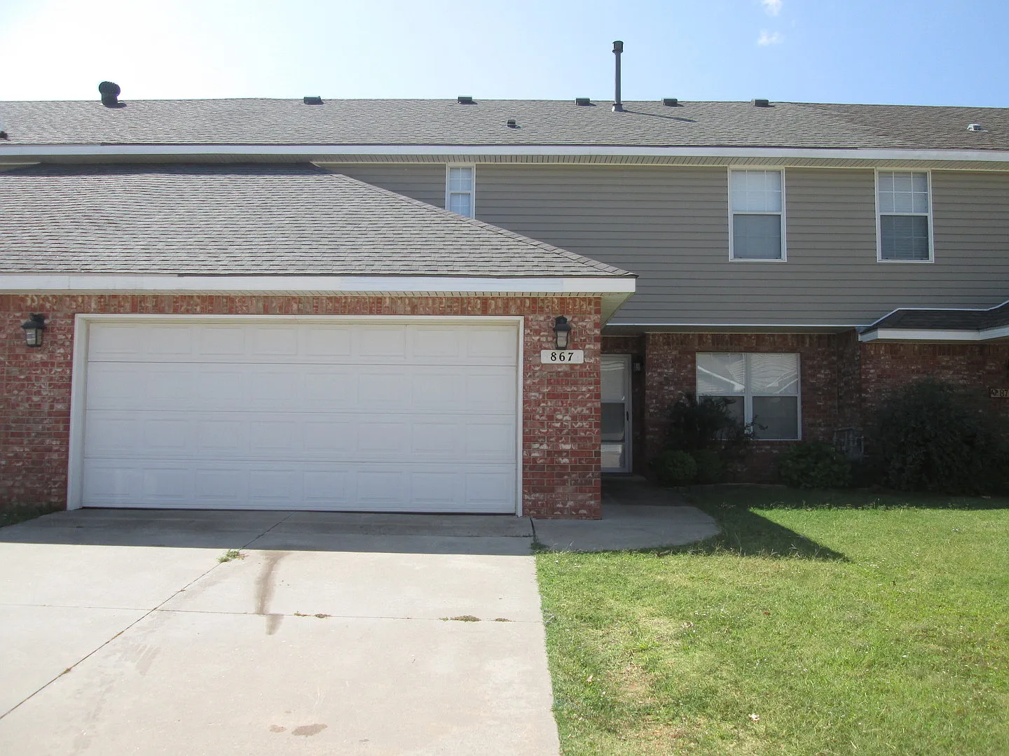 (3) Bedroom/(2.5) Bath Two-Story Townhome West Norman Avail NOW! — Photo 2
